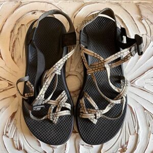 Chaco women’s cream grey strapping sandal size 9